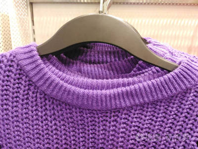 針織服裝掛在商場精品店過冬